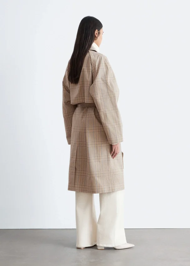 Trenchcoat mit kariertem Muster und Schnallengürtel Trenchcoat mit kariertem Muster und Schnallengürtel