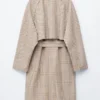 Trenchcoat mit kariertem Muster und Schnallengürtel Trenchcoat mit kariertem Muster und Schnallengürtel