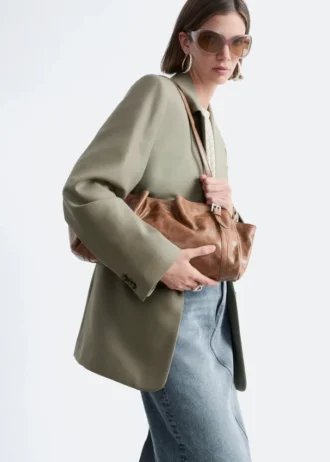 Unauffällige Schultertasche aus Leder