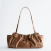 Unauffällige Schultertasche aus Leder