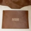 Unauffällige Schultertasche aus Leder