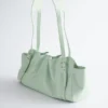 Unauffällige Schultertasche aus Leder