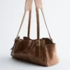 Unauffällige Schultertasche aus Leder