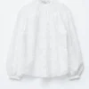 Voluminöse Bluse mit Blumenapplikationen Voluminöse Bluse mit Blumenapplikationen