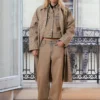 Trenchcoat mit kariertem Muster und Schnallengürtel Trenchcoat mit kariertem Muster und Schnallengürtel